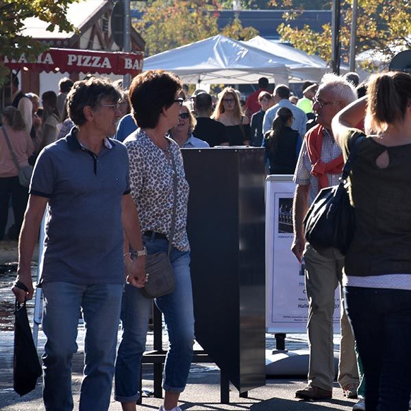 Menschen an Straßenständen