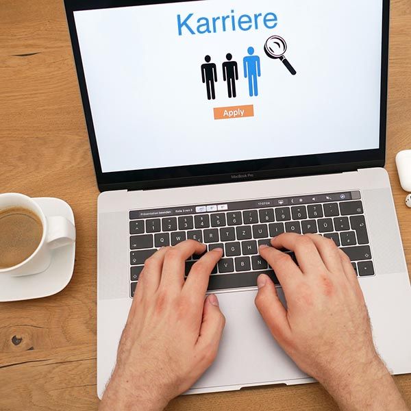 Schreibtisch mit Computer